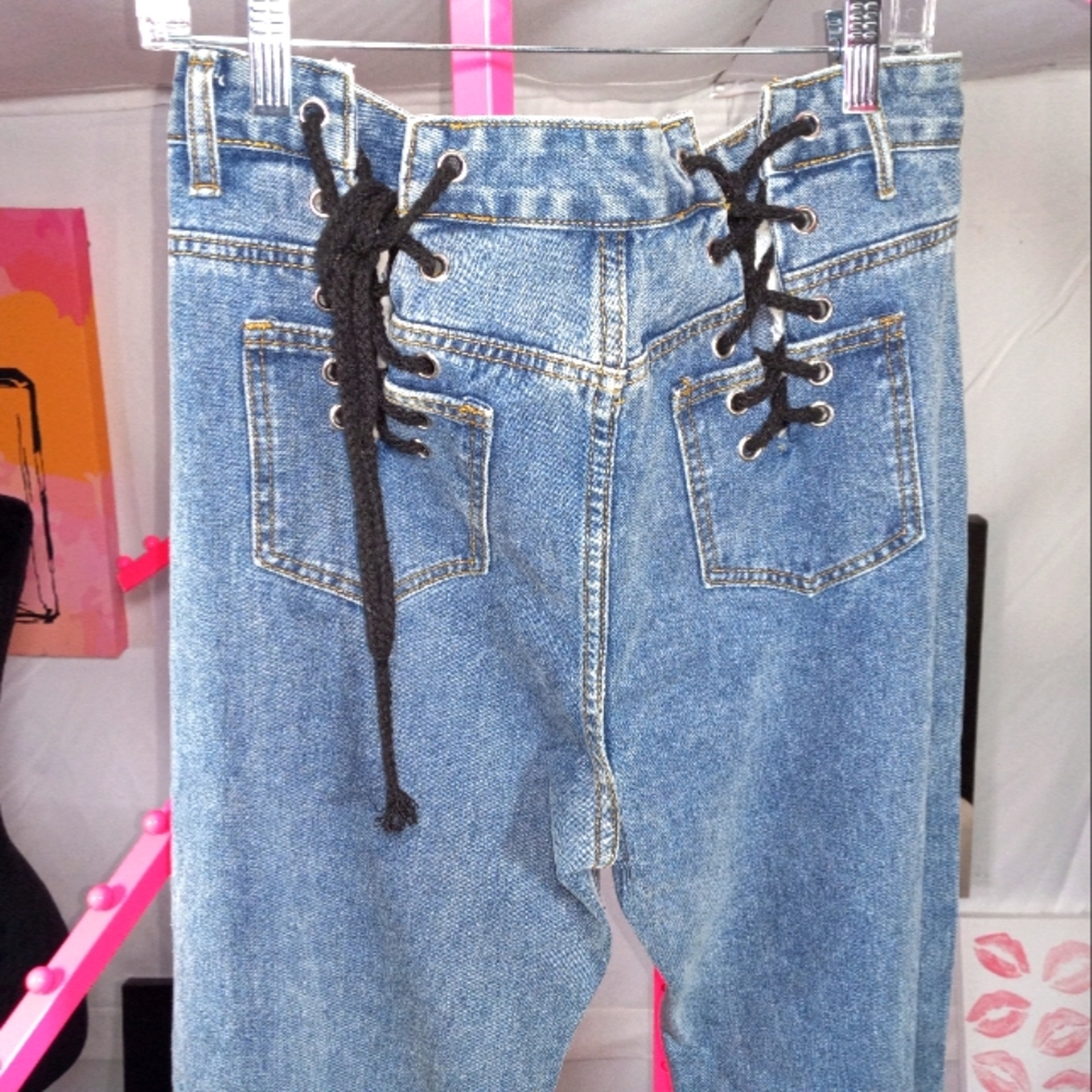 Jeans with black laces
